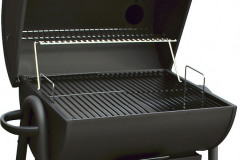 Pojazdný gril na drevené uhlie Tenneker TC-Drum má pochrómovaný oceľový grilovací rošt a teplomer v poklope (Hornbach)