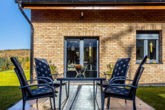 Zo zadnej časti domu sa ľahko dostanete na vydláždenú plochu, ktorá pokračuje až k altánku na konci pozemku