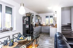 V jedálenskej časti nájdete stôl IKEA so sklenou doskou a oceľovou konštrukciou, stoličky sú od rovnakého výrobcu, len im stolár vymenil ľahké sedadlá z ratanu za masívne drevo