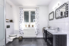 Dizajn kúpeľne sa nesie v znamení protikladov čiernej a bielej farby, najmä medzi dlážkou, nábytkom a stenami. Ten istý princíp nájdete v malom aj na rámoch zrkadiel alebo závesoch