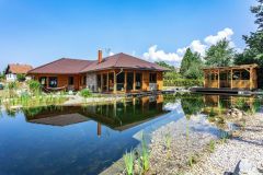 Hlavnou ideou bolo vytvoriť prízemný dom v maximálnom kontakte s prírodou. K tomu maximálne prispievajú dva presklené rohy, ktoré smerujú k biotopovému jazierku v záhrade