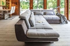 Sedacia súprava je orientovaná tak, aby si sediaci mohli čo najviac vychutnať výhľad na jazierko a úchvatnú okolitú prírodu