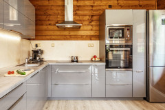 Kuchynská linka má tvar písmena "L"