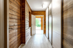 Interiéru aj exteriéru dominuje obklad zo smrekovcových dosiek - nájdete ich takmer v každej miestnosti