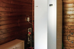 V technickej miestnosti sa nachádza vnútorná jednotka tepelného čerpadla NIBE systému vzduch / voda, vnútorná jednotka má v sebe i veľký bojler, ktorý umožní plnohodnotné vysprchovanie 3-4 ľuďom