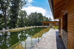 Jazierko je napustené pitnou vodou, ktorá sa čistí cirkuláciou vody cez biotop tvorený vodnými rastlinami. Keby priamo nad jazierkom nestáli krásne staré vysoké duby, voda by zostala čistá aj po niekoľko rokov