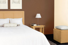 Hnedá varianta upokojuje, spálňu zmenšuje a zvýrazňuje posteľ