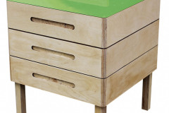 Vermikompostér si môžete vyrobiť z odpadových materiálov, návod i termíny kurzov a workshopov nájdete na internete, napríklad: www.kompostuj.me, www.udrzatelne.sk, www.priateliazeme.sk