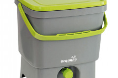 Kuchynský kompostér Organico kompostuje bez zápachu dážďoviek alebo červíkov. Využíva špeciálnu suchú prírodnú zmes Bokashi z obilných otrúb a melasy, ktorá obsahuje mikroorganizmy a produkuje šťavu a substrát, objem 16 l, cena 46,70 €,  www.mountfield.sk