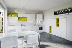 Stoly so sklenou doskou a kovovou podnožou sú odolné, ľahko sa udržujú a v interiéri pôsobia vzdušne a subtílne. Hodia sa aj do malej miestnosti (Oresi, kuchyňa Colorama)