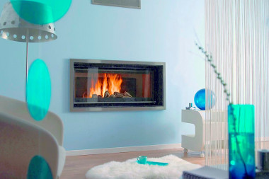 Panoramatická širokouhlá kozubová vložka Maeva zapustená do steny (CHEMINÉES PHILIPPE)