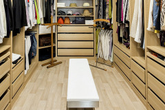 Od šatne všetko začalo. Lavicu navrhol pán Juraj a použil materiály zo zdrojov svojej firmy zaoberajúcej sa ekologickým priemyselným odmasťovaním a výrobou kovového dielenského nábytku