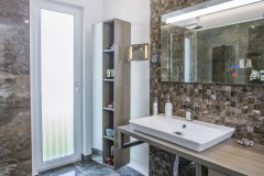 Kúpeľňa má všetko, čo je potrebné, a nič zbytočné navyše. Je do značnej miery riešená bezbariérovo, aby ju majitelia mohli pohodlne používať aj vo vyššom veku a nemuseli už nič upravovať