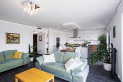 Obývacia izba s priestrannou kuchyňou je centrom domácnosti. Moderne zariadený interiér v prírodných farbách pôsobí útulne a návštevám sa často nechce odísť