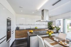 Do priestoru otvorená kuchyňa s dispozíciou pre stály kontakt gazdinky s návštevou