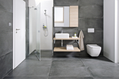 Ideálny príklad druhej kúpeľne v dome. Umývadlá a WC série Jika Cubito zaberú málo miesta, naproti môžete umiestniť práčku, radiátor a skrinky (JIKA)