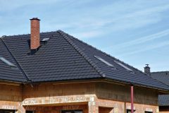 Komínové systémy HELUZ s izostatickou vložkou sú certifikované nielen u nás, ale prešli skúšobňami aj v zahraničí. Najrozšírenejší je dvojvrstvový komínový systém HELUZ IZOSTAT Duo, ocenený ako výrobok roka. Je konštruovaný tak, aby umožňoval privádzať  vzduch na spaľovanie do spotrebiča, čo je v poslednom čase stále viac zohľadňovaná požiadavka pri výbere komína