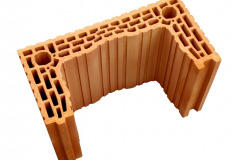 Jedným z prvkov komínového systému HELUZ IZOSTAT Duo je tvarovka z pálenej hliny, ktorá tvorí plášť telesa komína