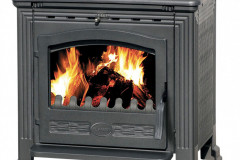 Masívne liatinové kozubové kachle Tena Termo s priestranným celoliatinovým ohniskom majú vysoký výkon. Liatinové odliatky sú ručne zdobené, cena 1 050 € (MOUNTFIELD)
