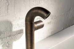 Industriálny Model Pop Industrial Look v tmavom česanom vyhotovení pripomína staré potrubie v továrni. Ovláda sa otočením kohútika. Novinku predstavila firma ZAZZERI