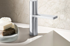 Minimalistický Batérie Milano z brúsenej nehrdzavejúcej ocele vynikajú čisto geometrickými tvarmi. Páku nahrádza otočná hlava, ploché ramienko je vo vyhotovení „slim“, vyrába Fantini