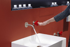 Úplne originálny koncept prinášajú batérie Mayday (vyrába Antoniolupi). Prietok vody reguluje kohút umiestnený samostatne na stene