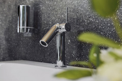 Rad batérií PLAN S (Keuco) má dynamický dizajn sledujúci prúdenie vody. Bočná páka uľahčuje ovládanie a eliminuje kvapky na lesklom chrómovom povrchu