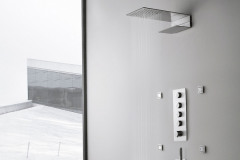Sprchovým batériám vládne minimalistický tenkostenný dizajn. Sprchu Milanoslim (vyrába Fantini) tvorí 60 mm široký pás z nehrdzavejúcej ocele s otvormi pre bočnú a hlavovú sprchu