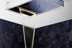 Stropná sprcha Acquadolce obsahuje vodnú kaskádu, dážď a hmlu, LED osvetlenie a chromoterapiu so 4 farbami svetla. Ovláda sa elektronicky dotykovým ovládaním, vyrába Fantini