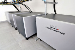 K názorným príkladom energetickej sebestačnosti dozaista patrí administratívna budova Fenix trading, vybavená fotovoltickou elektrárňou a batériovým úložiskom