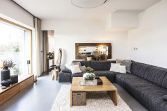 Interiérové doplnky vyberala starostlivo pani domu. Vytvorila veľmi príjemné prostredie, ktoré v spojení s okolitou krajinou zvyšuje exkluzivitu domu