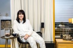 Pani domu môže byť s domom naozaj spokojná. Architekt odviedol perfektnú prácu. To isté možno povedať aj o interiéri, na ktorého vybavení sa spolu s ním podieľala