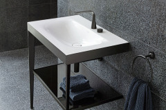 Kolekciu Duravit charakterizuje industriálny dizajn. Celoglazované umývadlo Viu možno osadiť na dosku alebo na podnož z hliníkových profilov v 3 povrchových úpravách