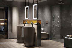V priestrannej kúpeľni môžete solitérne umývadlo umiestniť uprostred a inštaláciu viesť dlážkou a montovaným múrikom. Vytvoríte tak zaujímavý priestorový predel. Inšpirácia je z expozície značky ROCA na veľtrhu ISH vo Frankfurte nad Mohanom