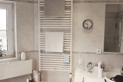 Rovnako ako v prípade projektovania ostatných priestorov rodinného domu je vhodné pohrať sa aj s interiérom novej alebo rekonštruovanej kúpeľne. rozmiestnenie sanity a vôbec vybavenia kúpeľne závisí od umiestnenia tepelného zdroja (ohrev vody, vykurovanie), rozvodov vody a odpadov