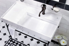 Vybavenie v industriálnom štýle je prosté, minimalistické, nechýbajú ostré hrany a priame línie (SIKO)