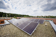 Bavorská firma Sonnen vyvíja a vyrába batérie na ukladanie energie z domácich elektrární, ich predaj v súčasnostizažíva boom. Na obrázku montáž solárnych kolektorov a batérie v dome so 16-timi panelmi s výkonom 4,16 kWp a batériovým systémom Sonnen s kapacitou 6 kWh. Počas dňa elektráreň vyrobí elektrinu, a večer ju z batérie odoberiete