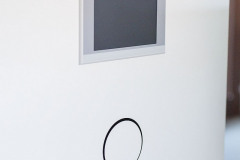 Bavorská firma Sonnen vyvíja a vyrába batérie na ukladanie energie z domácich elektrární, ich predaj v súčasnostizažíva boom. Na obrázku montáž solárnych kolektorov a batérie v dome so 16-timi panelmi s výkonom 4,16 kWp a batériovým systémom Sonnen s kapacitou 6 kWh. Počas dňa elektráreň vyrobí elektrinu, a večer ju z batérie odoberiete