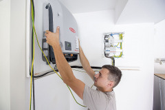 Bavorská firma Sonnen vyvíja a vyrába batérie na ukladanie energie z domácich elektrární, ich predaj v súčasnostizažíva boom. Na obrázku montáž solárnych kolektorov a batérie v dome so 16-timi panelmi s výkonom 4,16 kWp a batériovým systémom Sonnen s kapacitou 6 kWh. Počas dňa elektráreň vyrobí elektrinu, a večer ju z batérie odoberiete