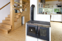 Srdcom domu je prízemie s hlavnou obytnou miestnosťou, kuchynským a jedálenským kútom. Priestor vykuruje kozubová pec