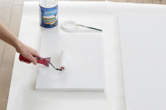 1. Maliarske plátno natrite valčekom bielou farbou, aby ste získali hladší povrch a základnú spodnú farbu, ak by bolo treba retušovať neželané šmuhy