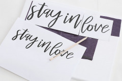 2. V počítači napíšte vybraný text a vytlačte. Použite font štetcového písma, napríklad font Mellony. Text prepíšte cez kopírovací papier na plátno