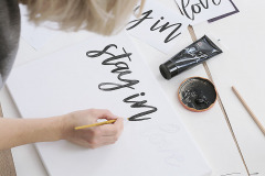 3. Písmena vymalujte akrylovou farbou. Prvú vrstvu môžete trochu zriediť vodou, druhú natierajte neriedenú. Ak ste niekde neželane vyšli mimo predkresleného, ľahko to premaľujte základnou bielou farbou