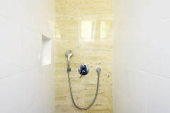 Dve kúpeľne v podkroví ponúkajú viac než dostatočné pohodlie užívateľom troch spální. Sprchový kút patrí k praktickej kúpeľni na prízemí. Keramické dlaždice imitujú prírodný kameň v pieskovo hnedej