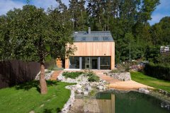 Stavba je dokladom toho, že aj miniatúrny dom môže slúžiť mnoho rokov. Je to jednoduchá a poctivá stavba, kde sa dá bývať celoročne