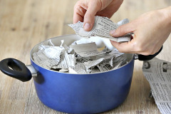 1. Do hrnca natrhajte malé kúsky papiera alebo novín (noviny sa lepšie rozpúšťajú). Papier zalejte vriacou vodou a pomaly premiešajte