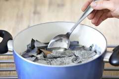 2. Keď papier nasiakne, mal by byť vodou len prikrytý. Varte asi 10 minút. Papier nechajte vychladnúť, začne sa pomaly rozkladať