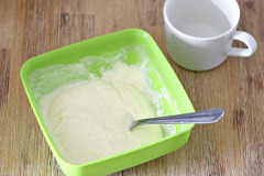 4. V miske zarobte redšie lepidlo z jednej šálky múky a jednej šálky vody