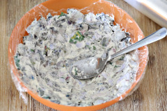 6. Tanier alebo misu obaľte fóliou a naneste na ňu asi 0,5 cm vrstvu kaše