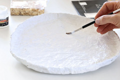 8. Na suchú misu nakreslite ceruzkou vzor. Na vzor naneste tenkú vrstvu lepidla na dymovú fóliu. Lepidlo nechajte cca 30 minút schnúť